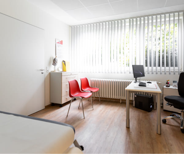 Ein gemütliches Büro mit Schreibtisch, Stuhl und PC