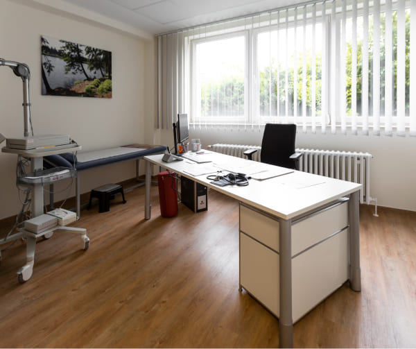 Ordentliches Büro mit Schreibtisch und PC für Produktivität.